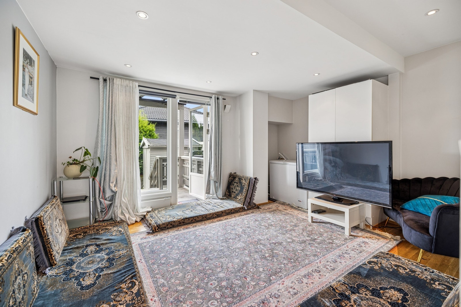 Leiligheten har tre soverom. Dette rommet har utgang til terrassen. Galleribilde