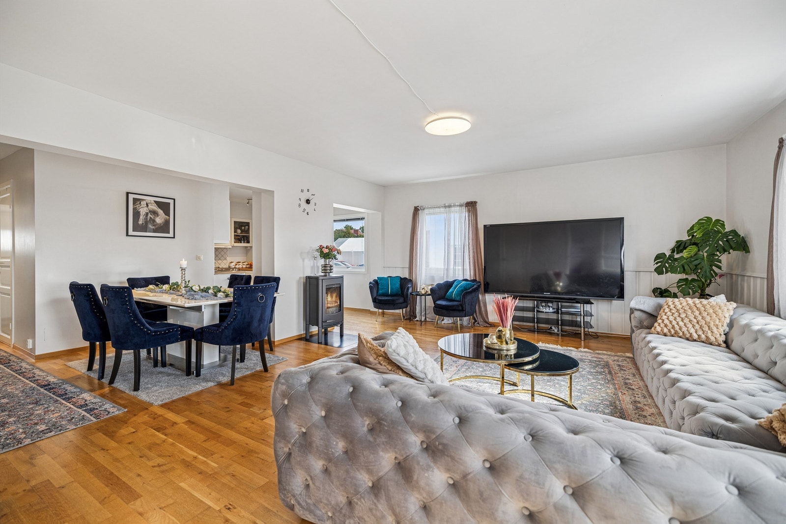 Den åpne løsningen gir god plass til både sofagruppe og en egen spisesone. Galleribilde