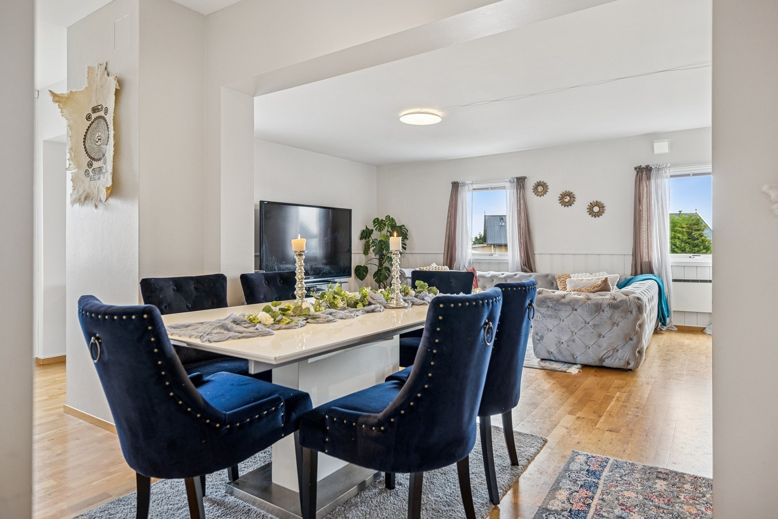 Spisestuen fungerer som et naturlig bindeledd mellom kjøkkenet og stuen. Galleribilde