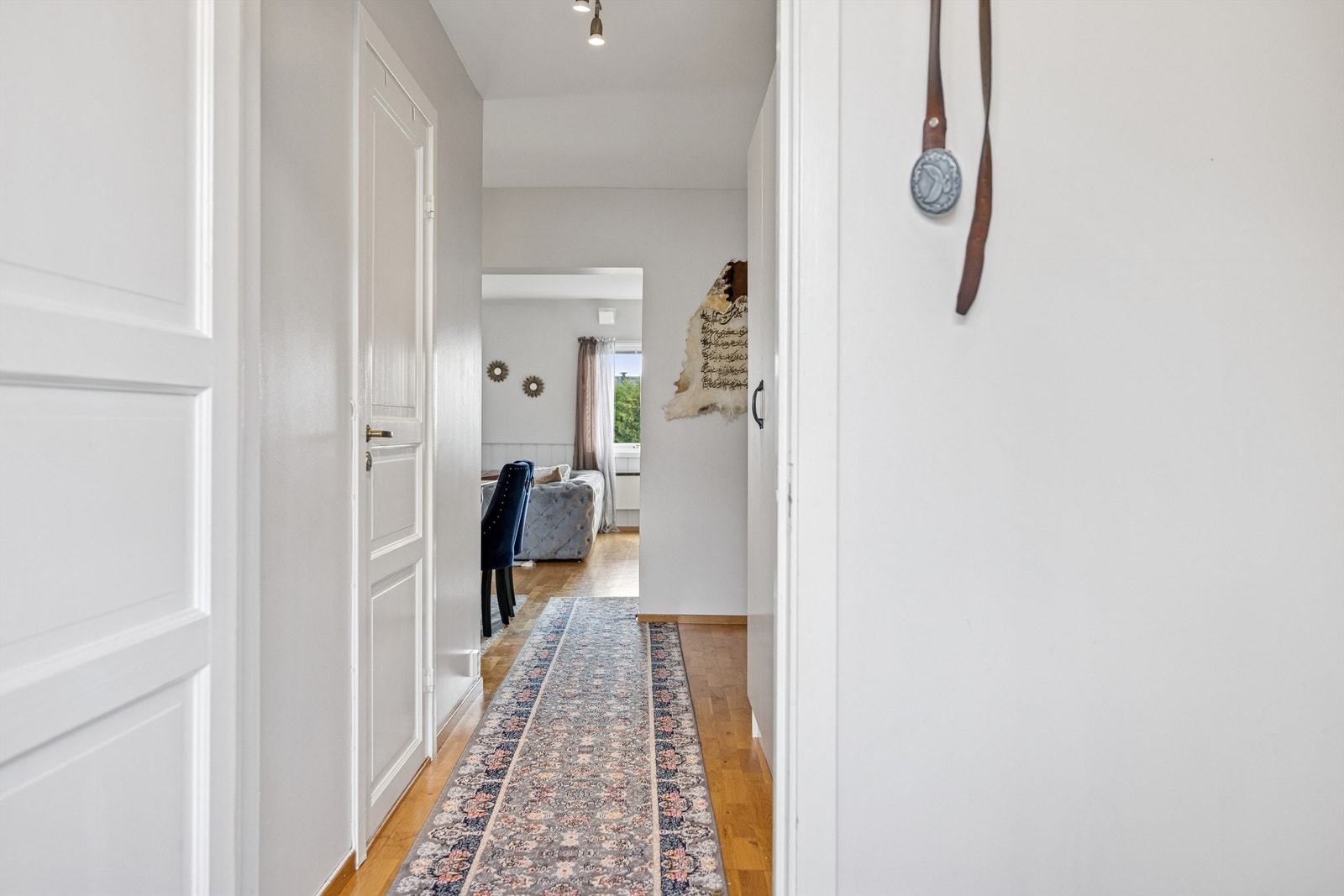 Velkommen inn. Fra gangen har du tilgang til leilighetens øvrige rom. Galleribilde