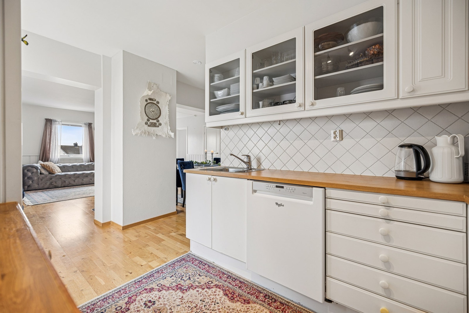 Kjøkkeninnredningen har vitrineskap og benkeplate i laminat. Varmtvannsberederen fra 2007 er plassert i kjøkkenbenken. Galleribilde