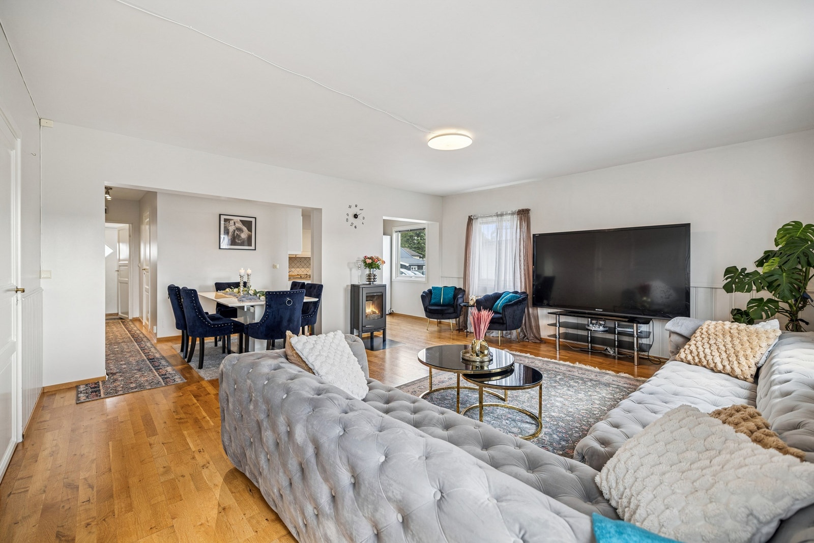 Stuen har flere møbleringssoner og vinduer som gir godt med dagslys. Galleribilde