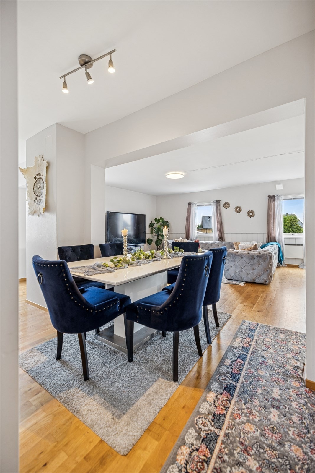 Utsyn fra gangen mot leilighetens sosiale sone. Galleribilde