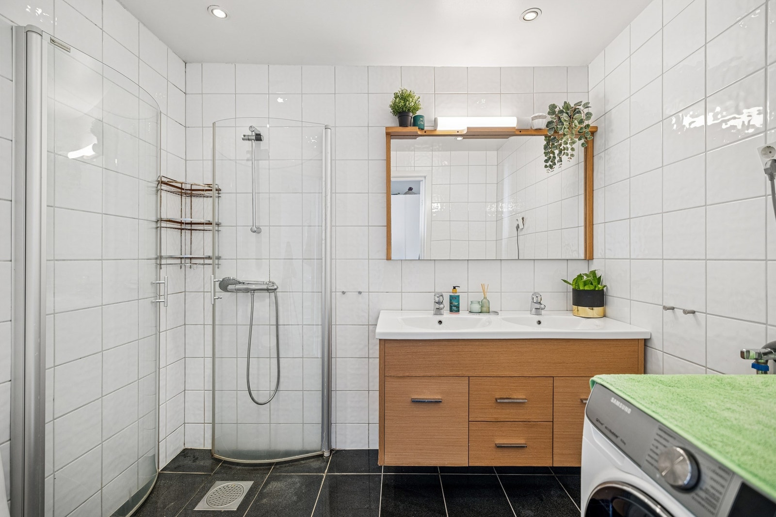 Baderommet ble fornyet/bygd nytt i 2007 og har flislagt gulv og vegger med varmekabler. Galleribilde