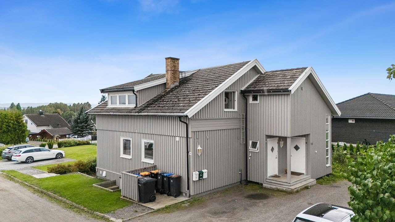 Bygget er fra 1950 og består av tre leiligheter, en i hver etasje. Galleribilde