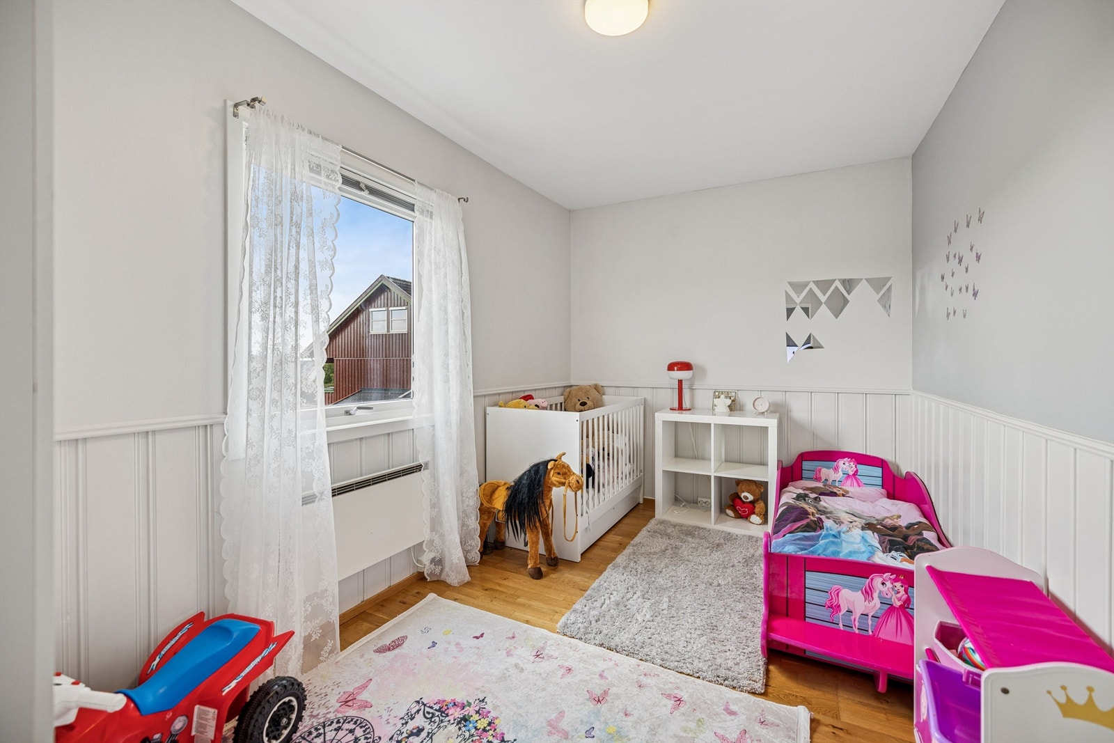 Hyggelig soverom som passer utmerket som barnerom eller kontor. Galleribilde