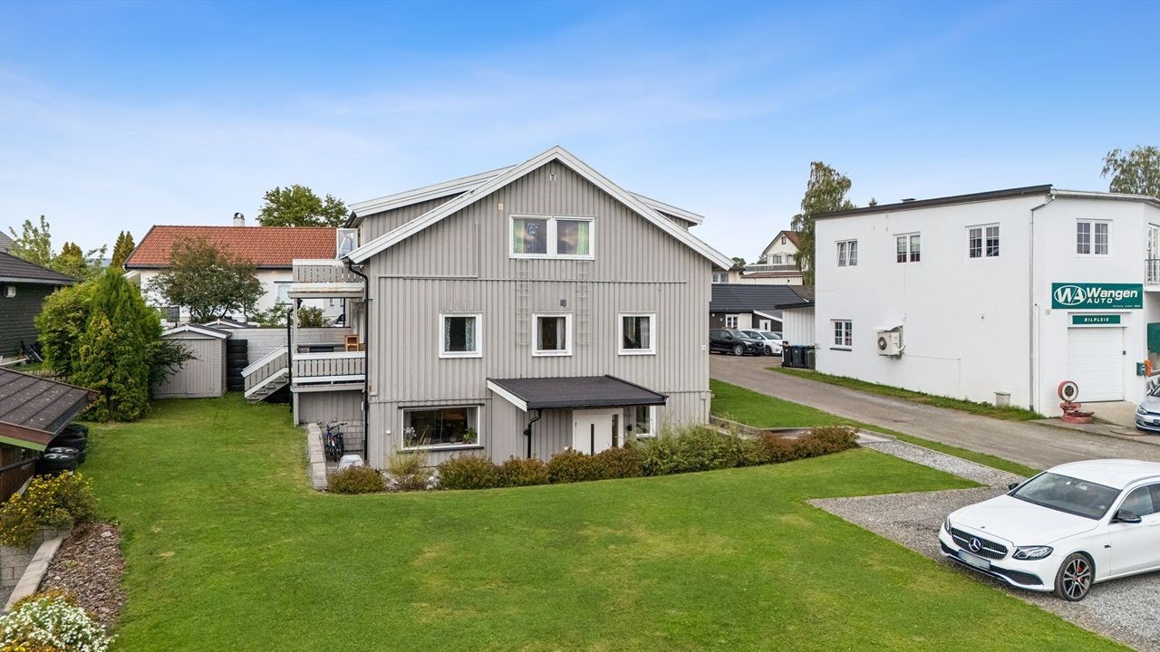 Boligen ligger i et etablert boligområde på Vangli, som hovedsakelig består av eneboliger. Galleribilde