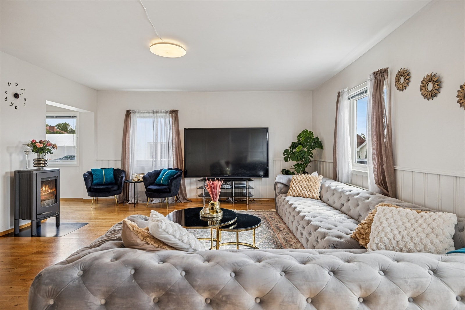 Rommet har vedovn og panelovner for oppvarming. Galleribilde