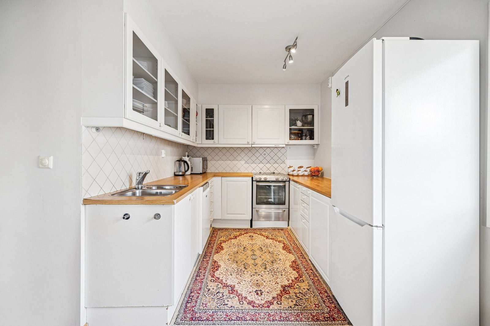 Praktisk kjøkken med profilerte fronter og god skap- og benkeplass. Galleribilde