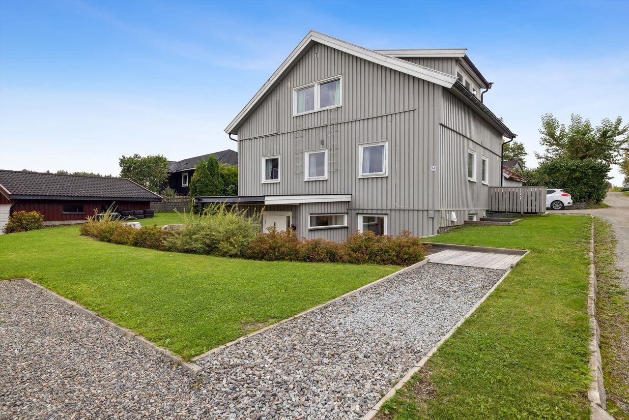 Tomten er opparbeidet med plen, hekker og prydbusker. Galleribilde