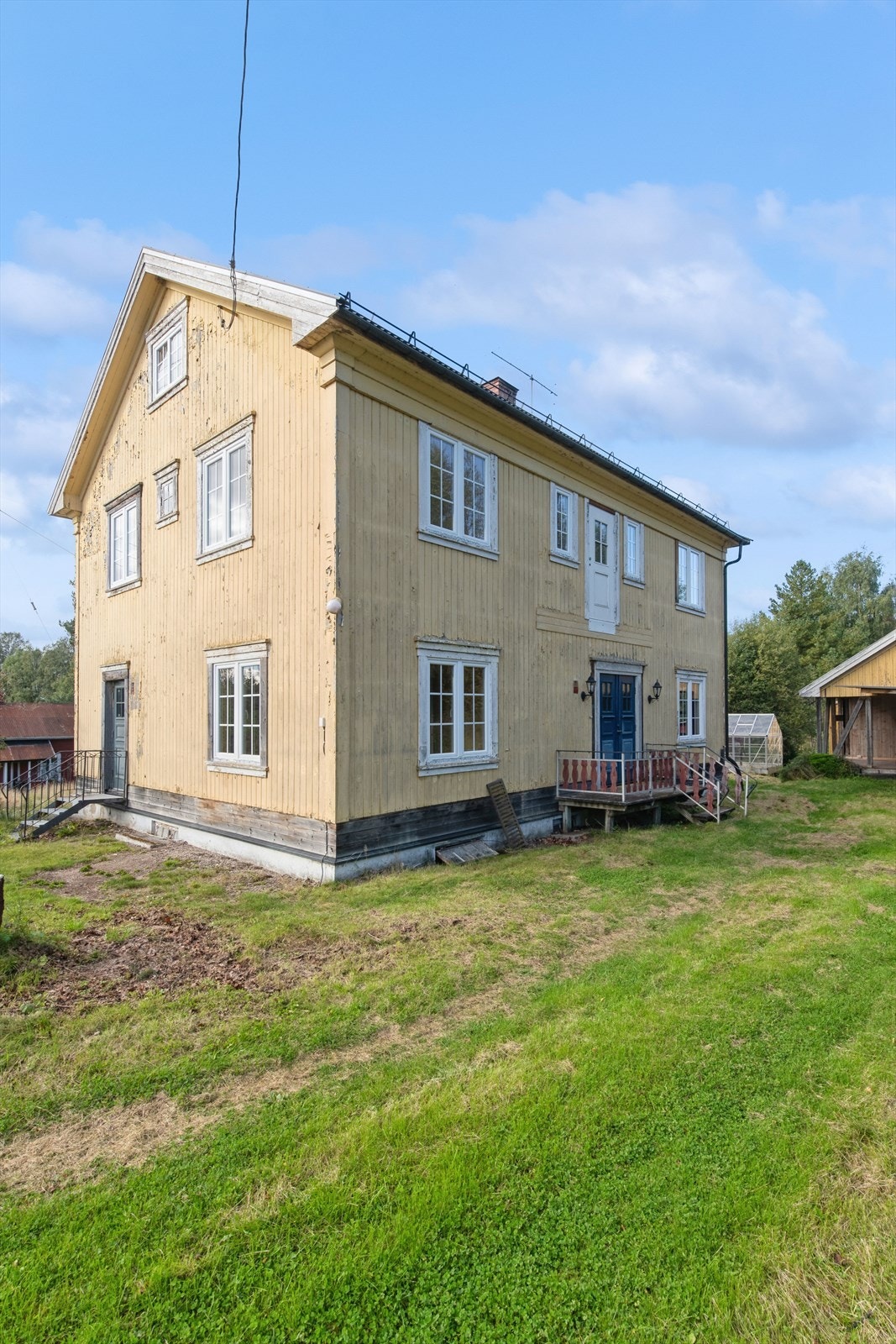 En stor enebolig oppført i 1934, med utvendig stående kledning og saltak tekket med stålplater. Galleribilde