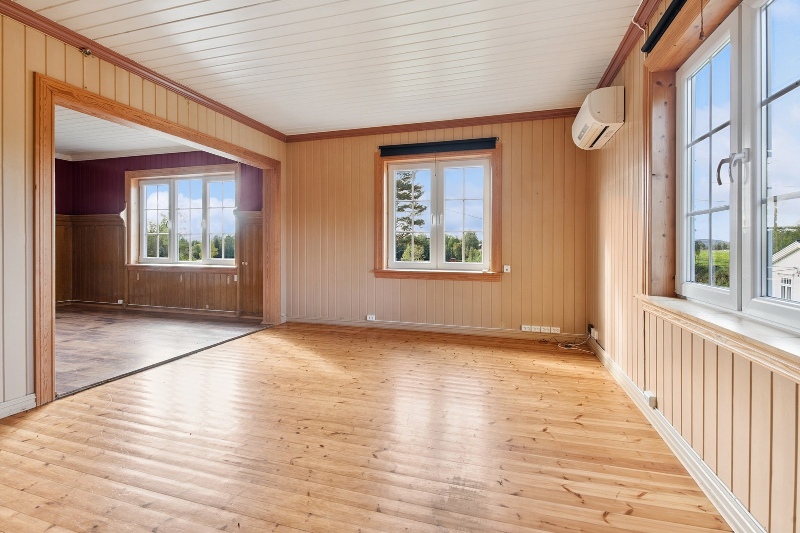 Stuen i andre etasje har store vindusflater og en luft-til-luft varmepumpe fra 2012. Galleribilde