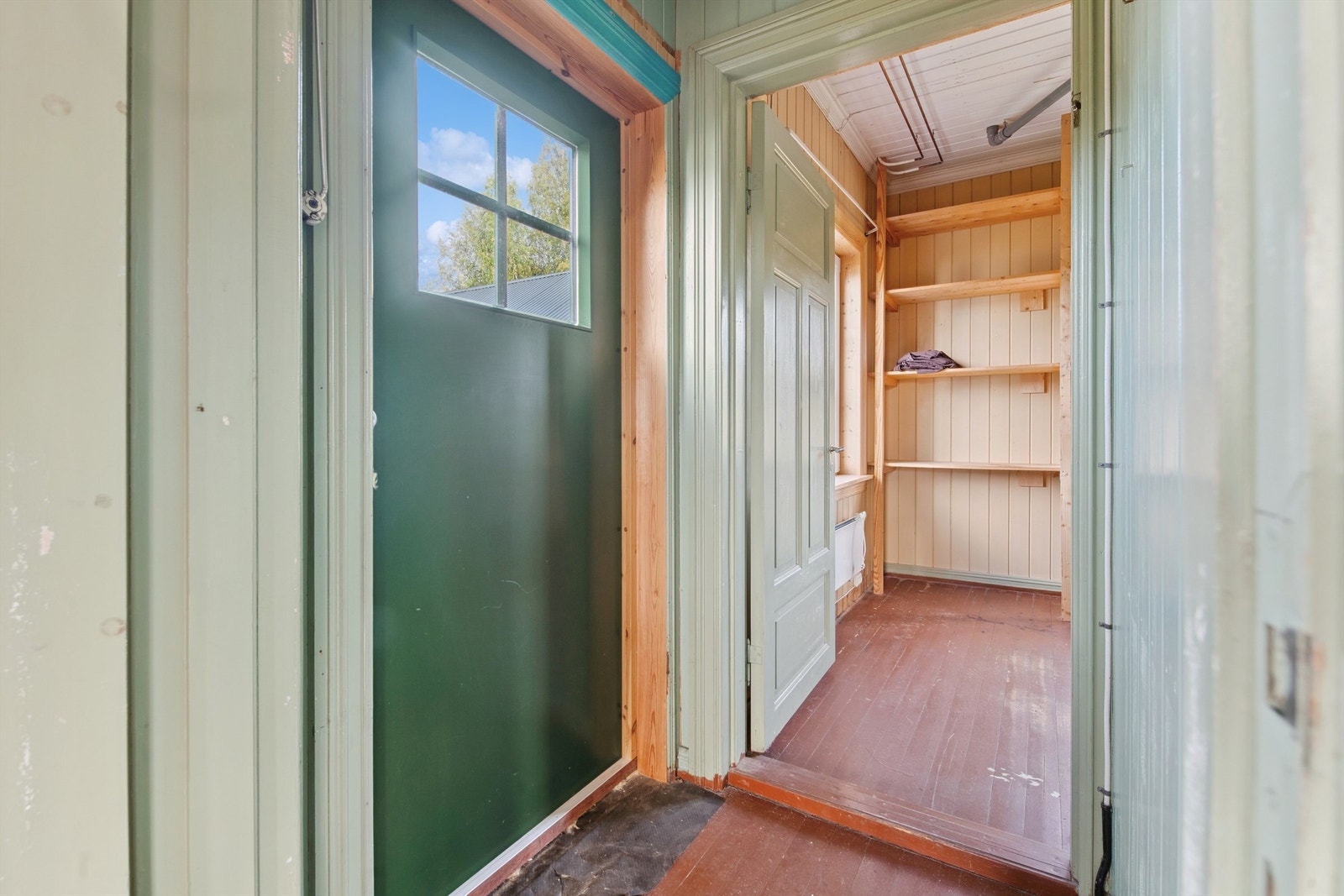 Boligen har rikelig med bodplass, blant annet i første etasje. Galleribilde