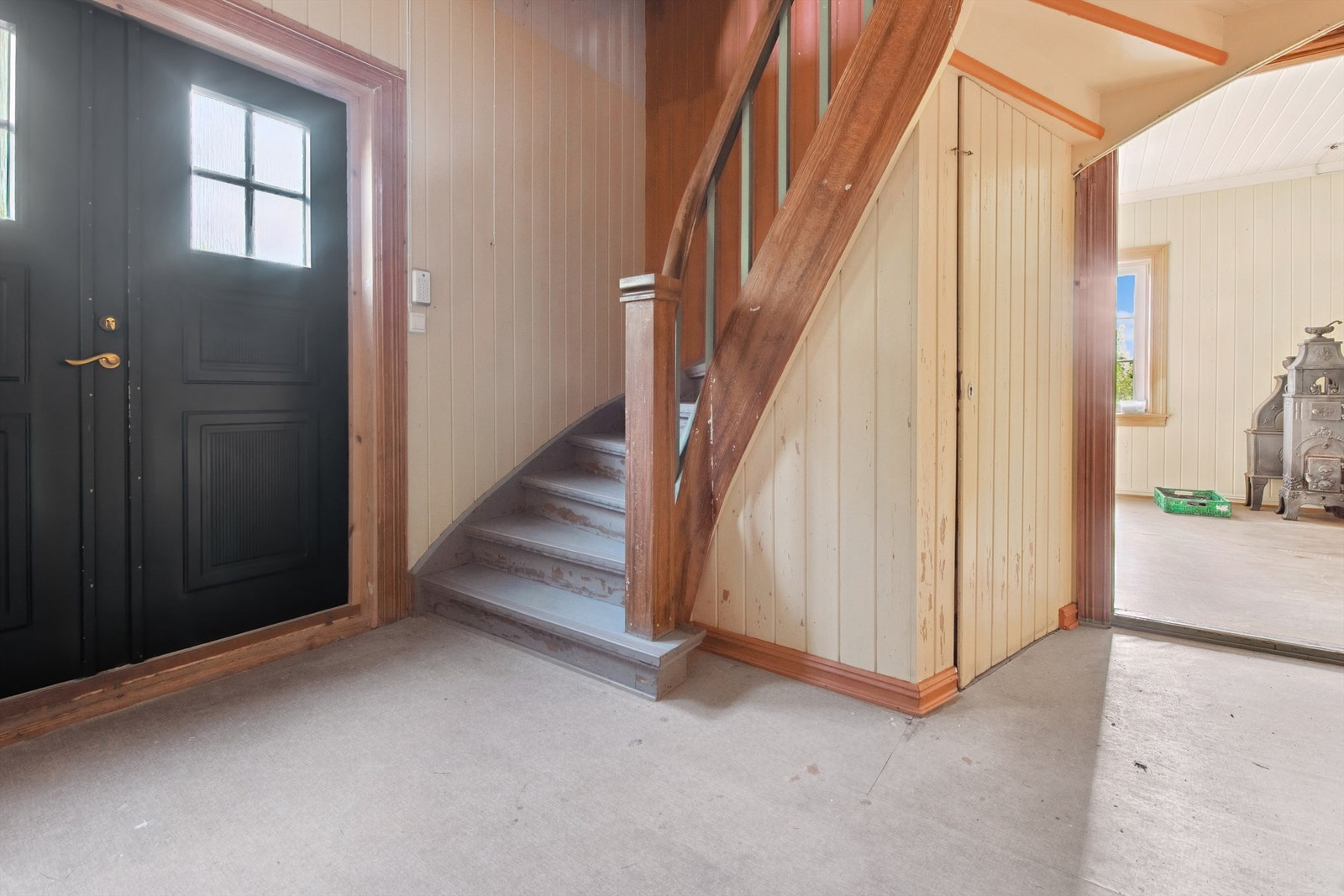 Hovedinngangen mot øst leder inn i et vindfang. Galleribilde