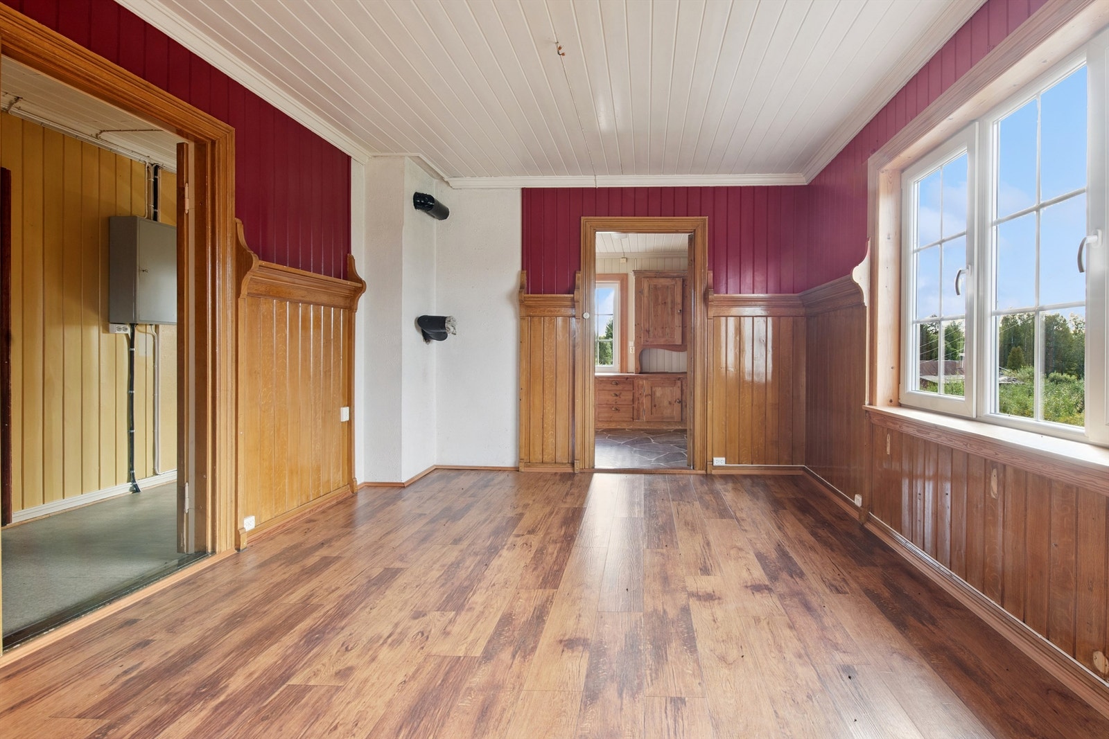 Spisestuen ligger i tilknytning til stuen og har videre adkomst til kjøkkenet. Galleribilde