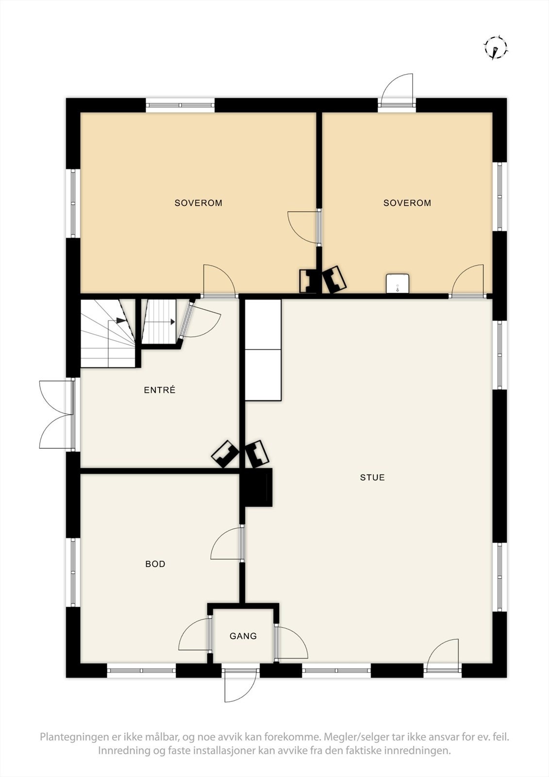 Vi starter omvisningen i første etasje. Plantegningen viser entré, gang og flere rom med stort potensial. Galleribilde