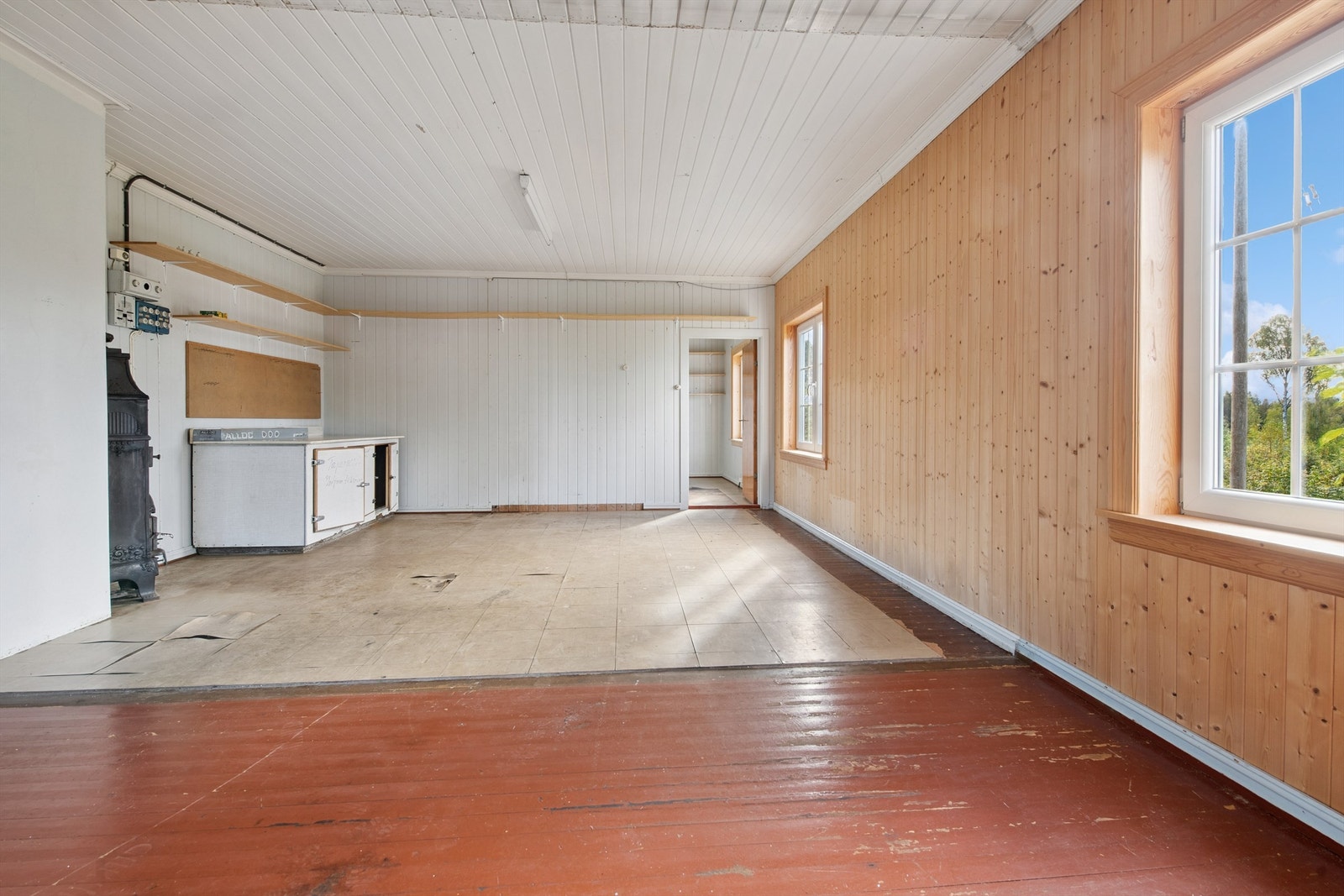 Rommene i første etasje har varierende gulvoverflater, inkludert eldre belegg og tregulv. Galleribilde