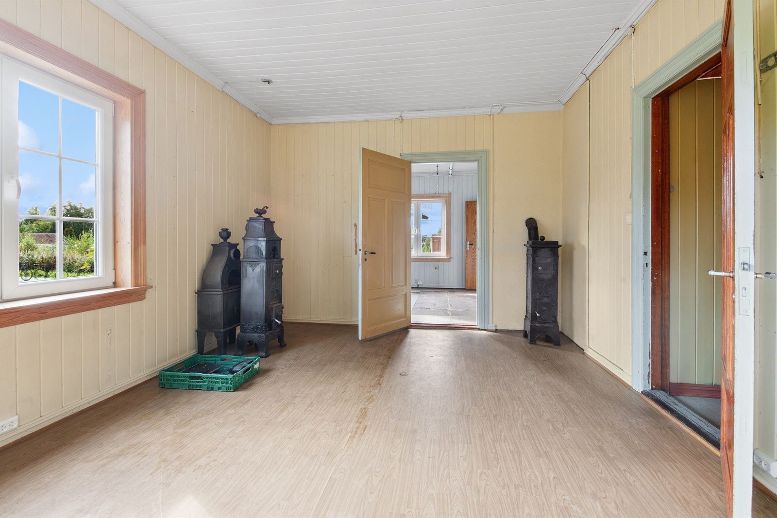 Første etasje byr på flere rom som i dag benyttes til lagring, men som kan omgjøres til oppholdsrom. Galleribilde