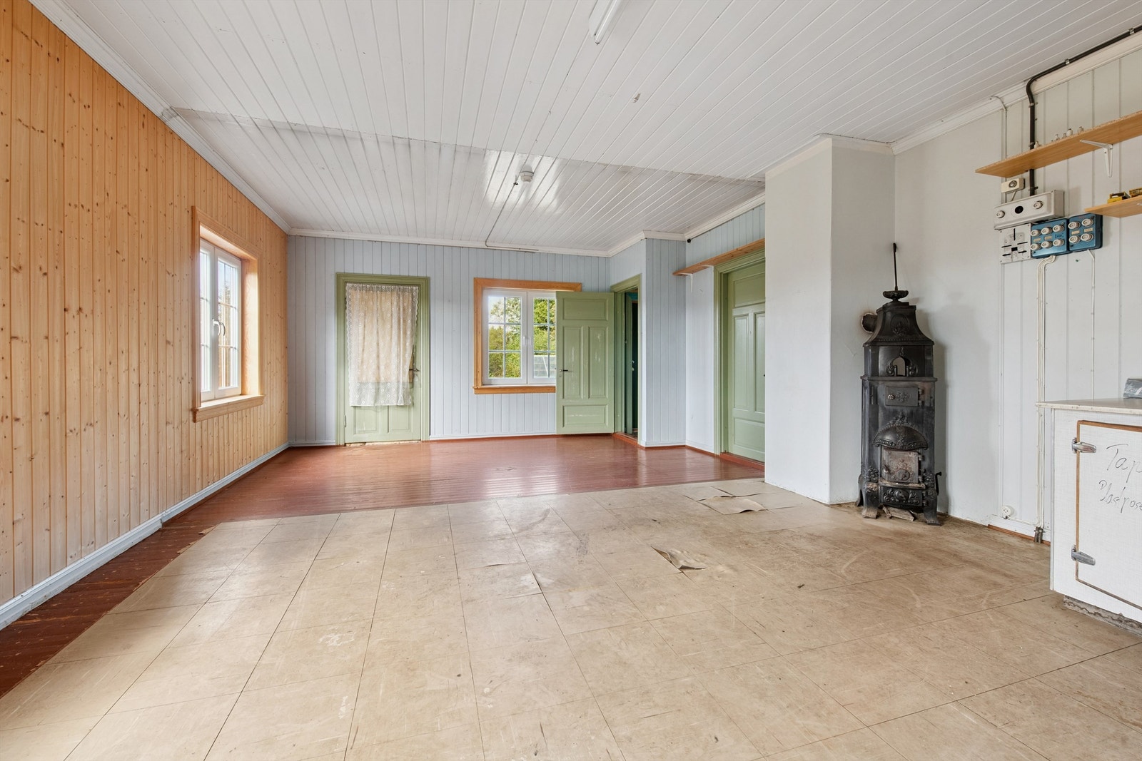 I første etasje finnes det flere rom med uferdige overflater, klare for egne tilpasninger. Galleribilde