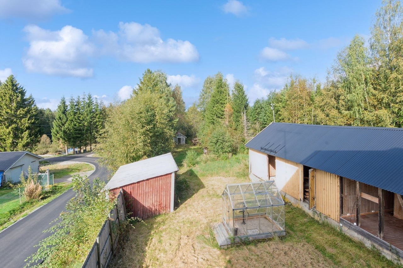Eiendommen ligger i et landlig og etablert område i Åsnes kommune. Galleribilde
