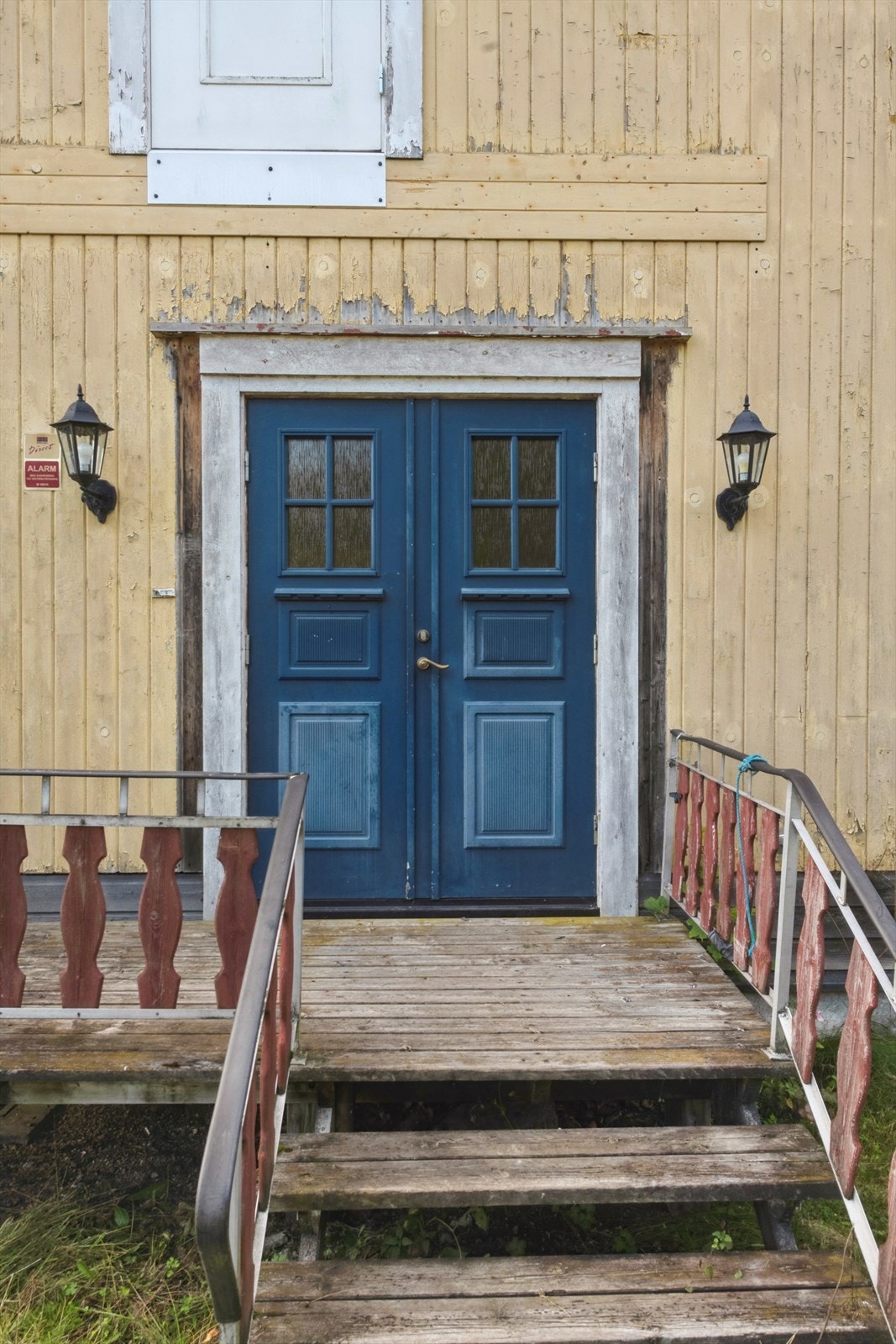 Nærbilde av hovedinngangen med en tofløyet dør og et overbygget inngangsparti på 4 m². Galleribilde