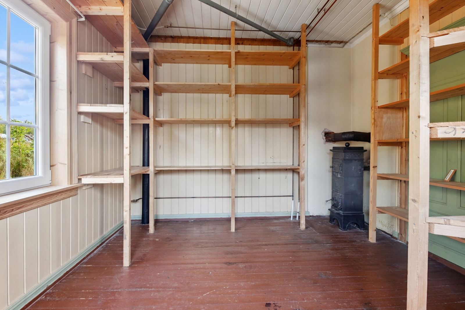 En av flere boder med plassbygde hyller for effektiv lagring. Galleribilde