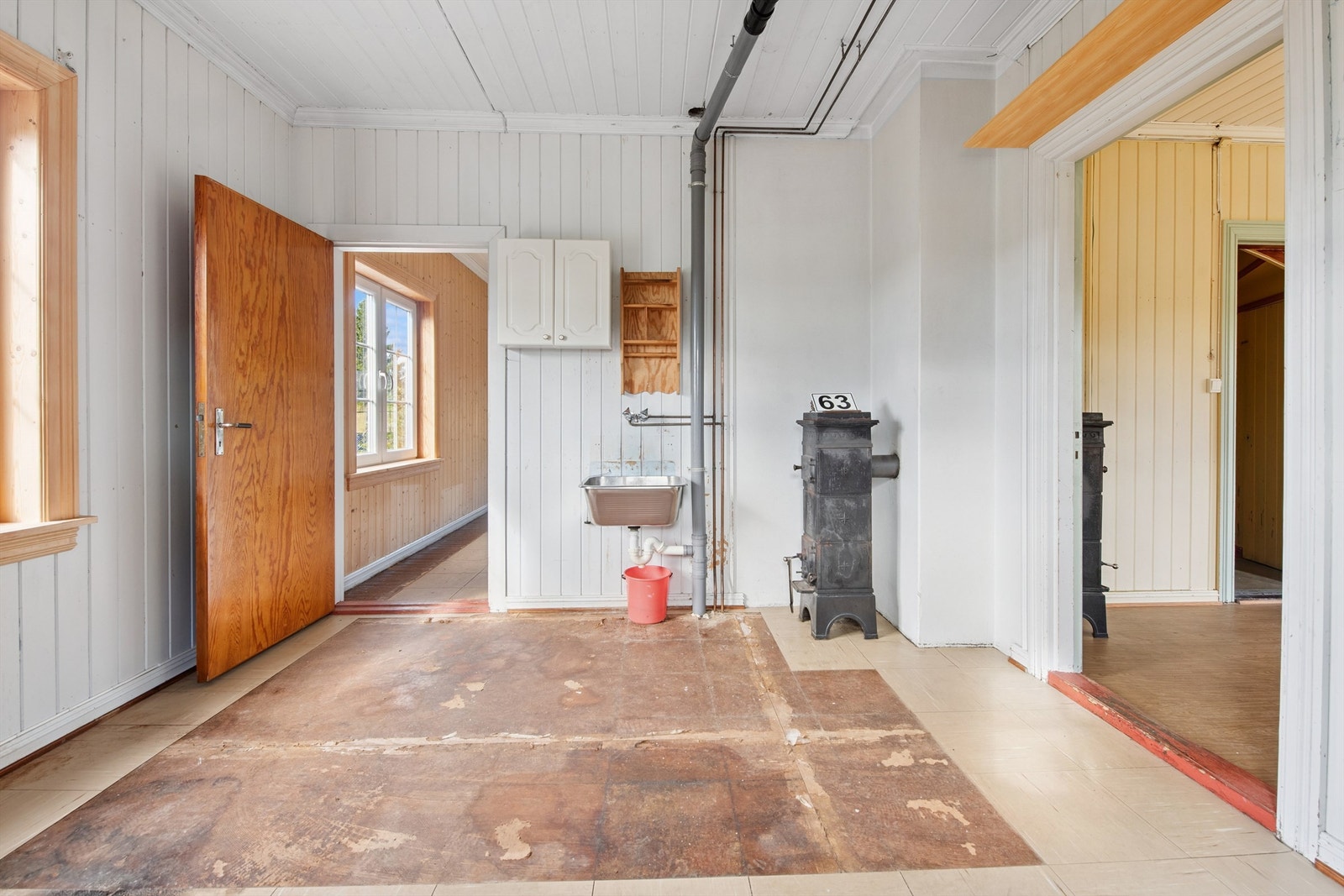 Dette rommet har en praktisk utslagsvask og har ett av totalt ni ildsteder i boligen. Galleribilde