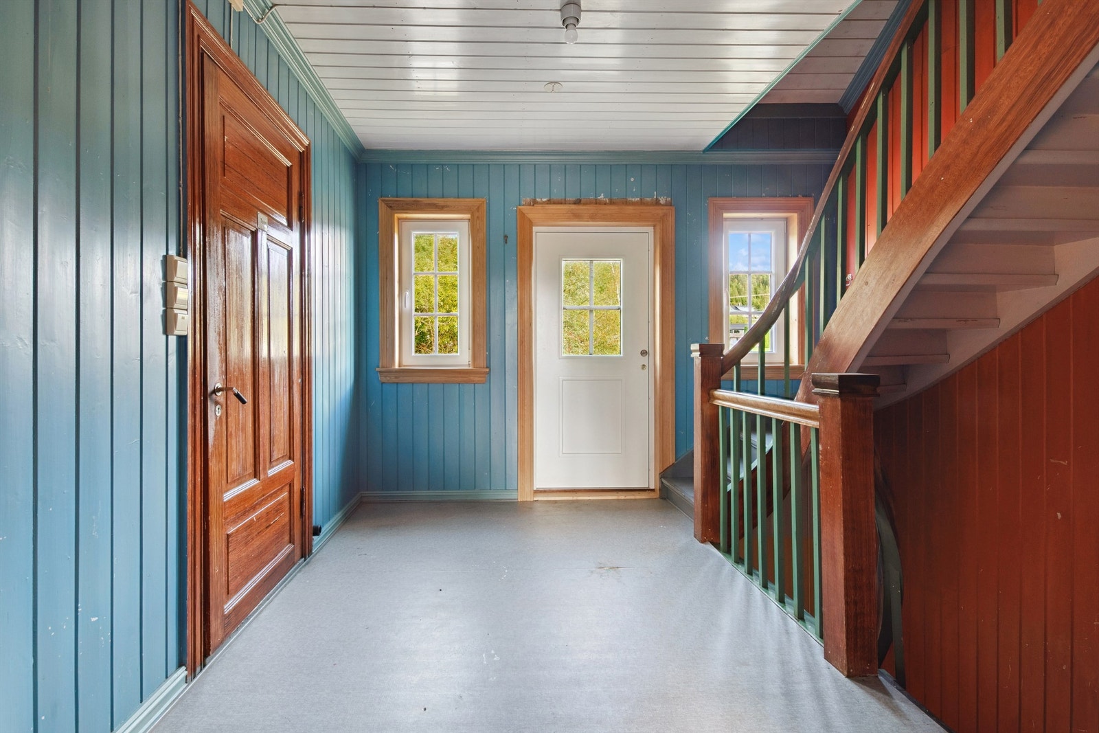 Boligen har også en praktisk bi-inngang mot nord, som leder inn i en romslig trappegang som forbinder alle etasjene. Galleribilde