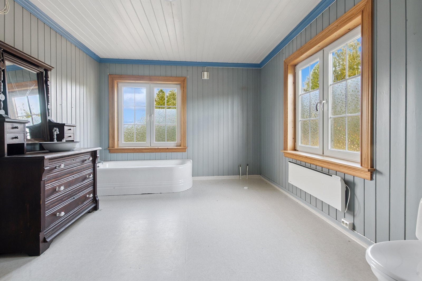 Badet er romslig med plass til både badekar og dusj, og har opplegg for vaskemaskin. Galleribilde