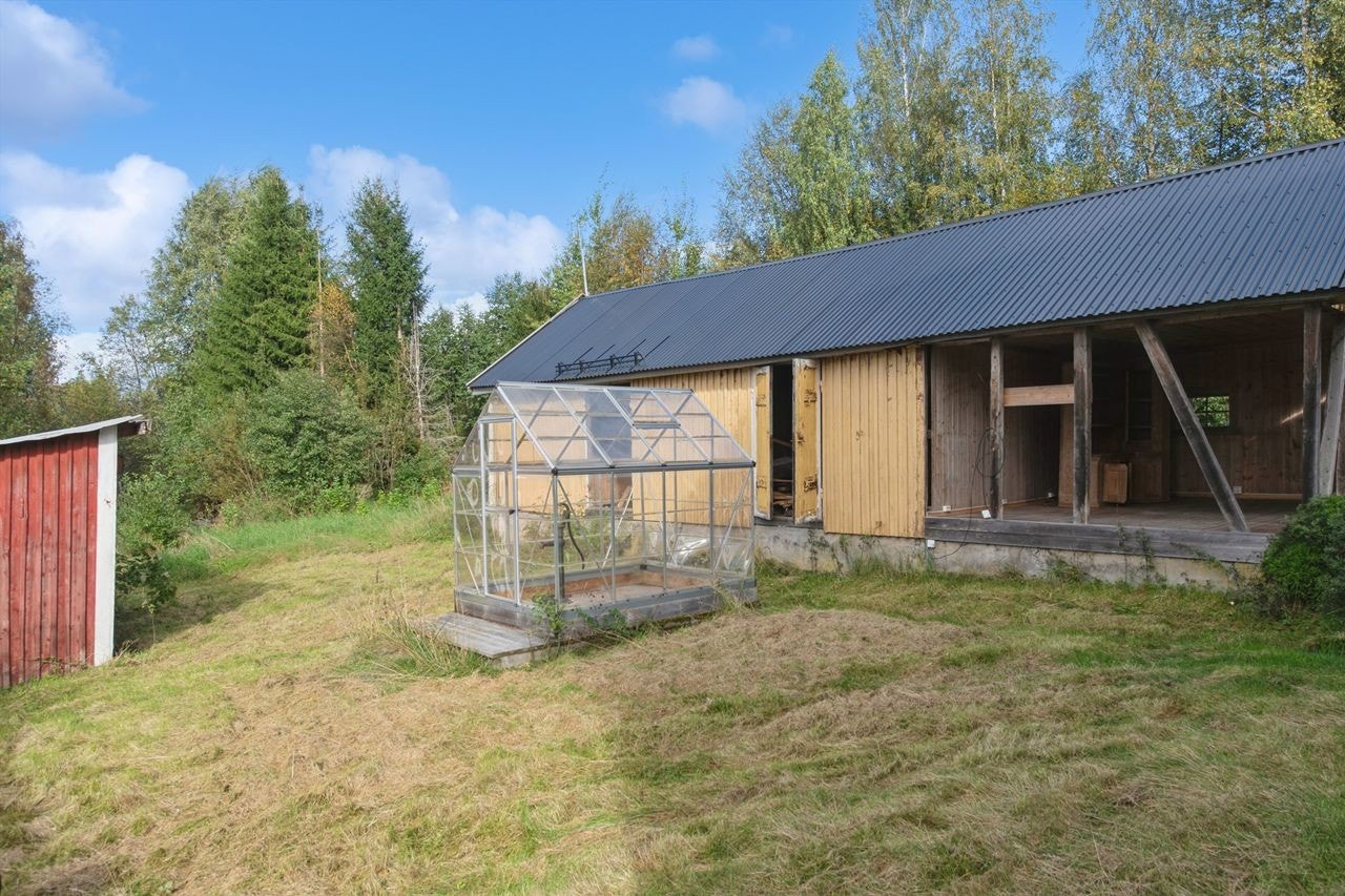 På tomten står et uthus fra 1934 med en overbygget terrasse på ca. 17 m². Galleribilde