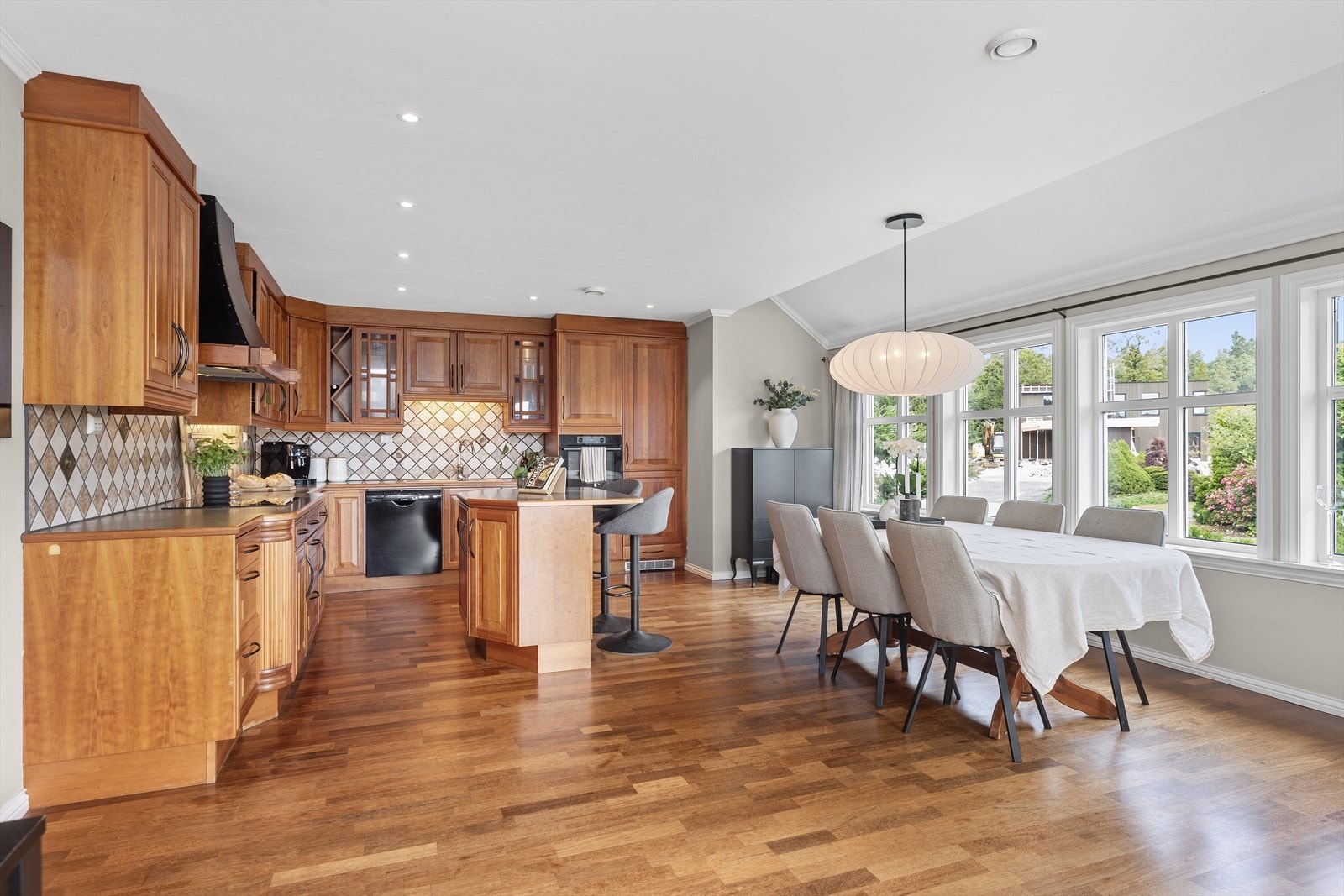 Innholdsrikt kjøkken Galleribilde