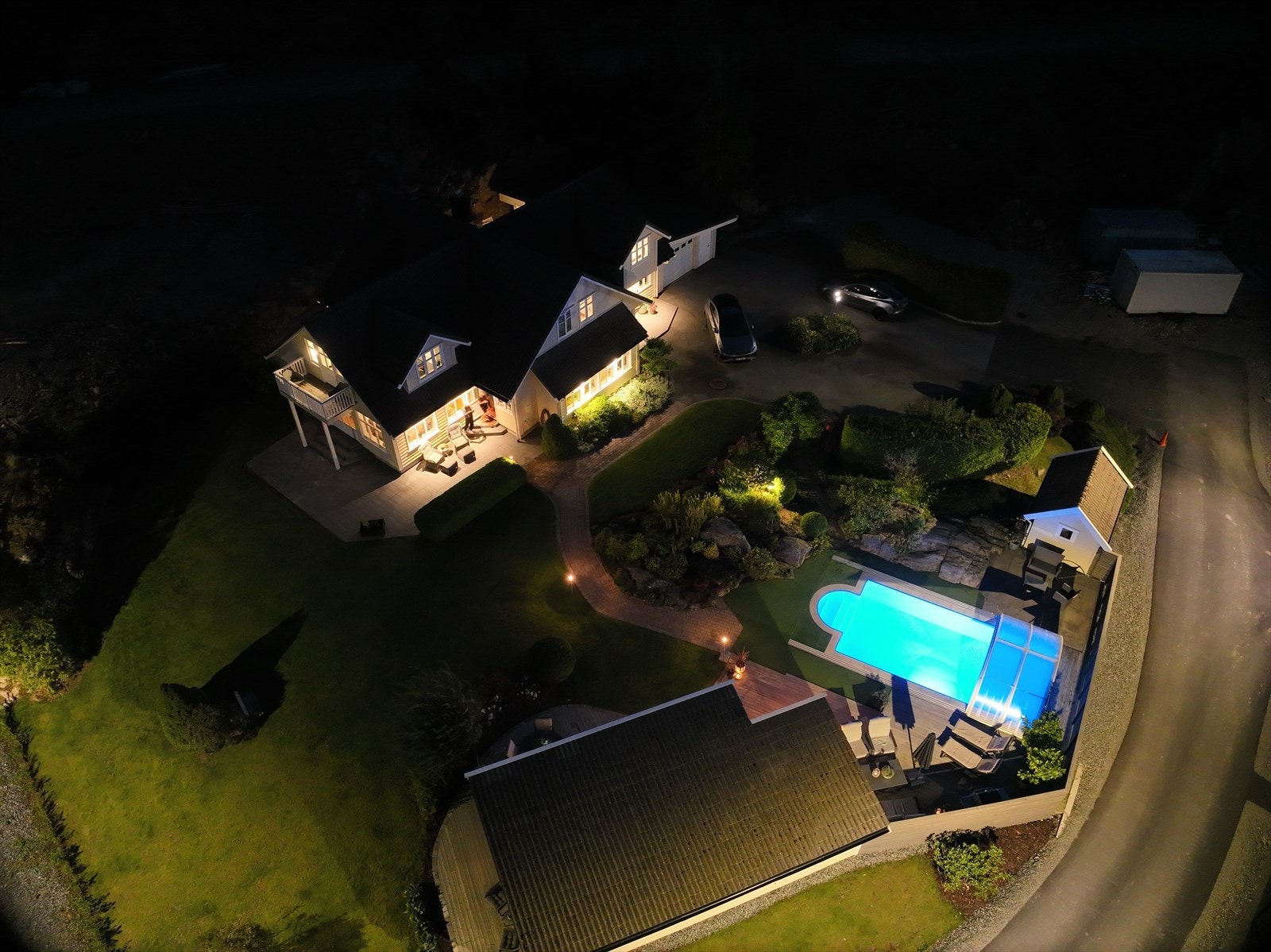 Oversiktsbilde kveld - Eiendommen er flott opparbeidet Galleribilde