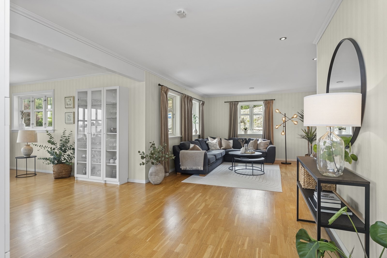 Lys og åpen stue med god plass til møblement Galleribilde