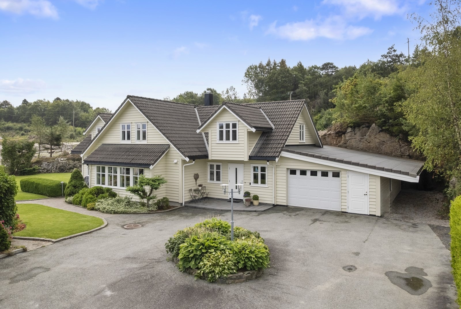 Asfaltert innkjørsel med go plass til parkering Galleribilde