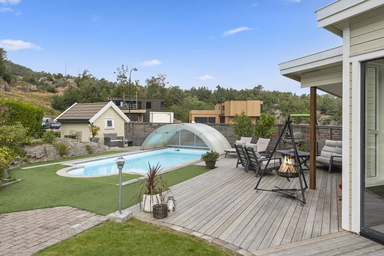 Nedfelt basseng med belysning Galleribilde