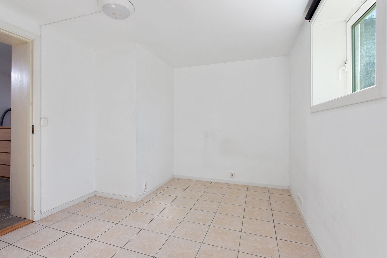 Soverom med plass til både seng, garderobeskap og nattbord Galleribilde