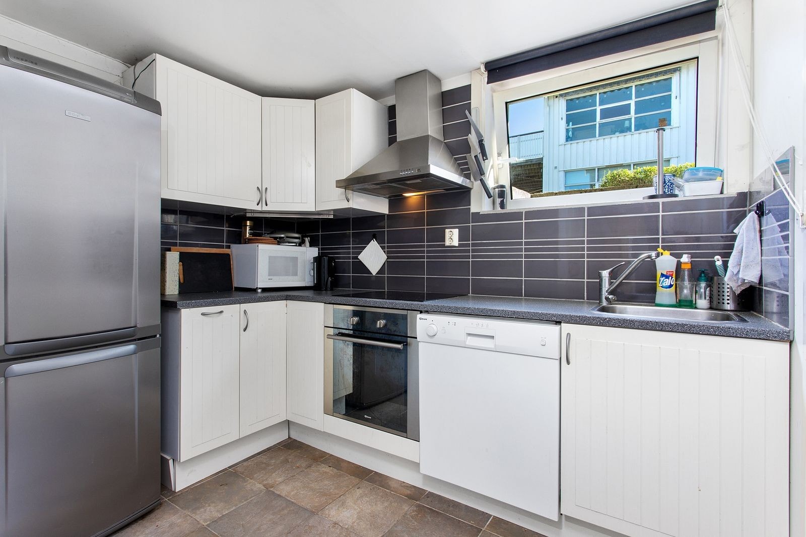 Kjøkken med hvitevarer inkludert og godt med skap- og benkeplass Galleribilde