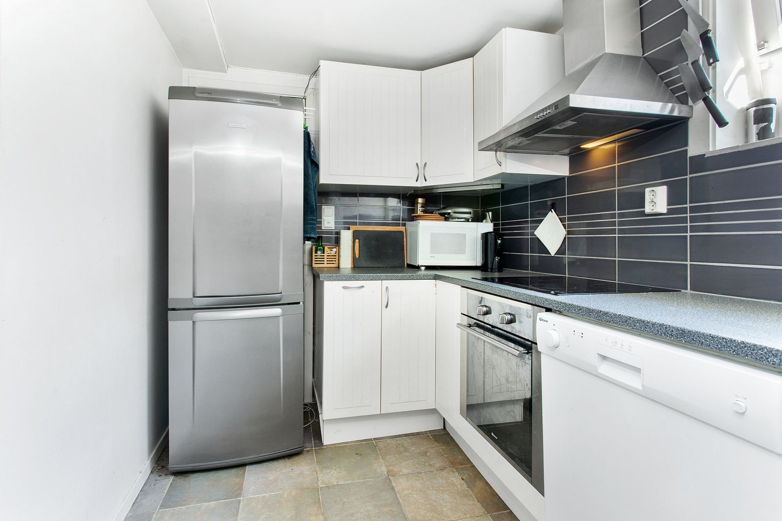 Kombiskap, komfyr, oppvaskmaskin og mikrobølgeovn følger med Galleribilde