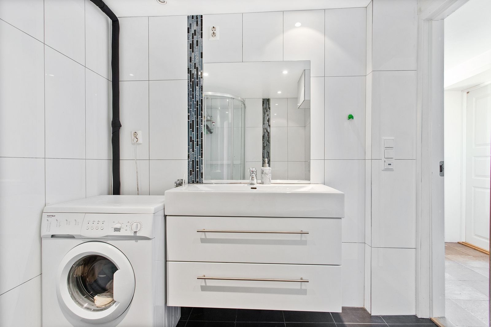 Lyst og fint bad med servant med underskap Galleribilde