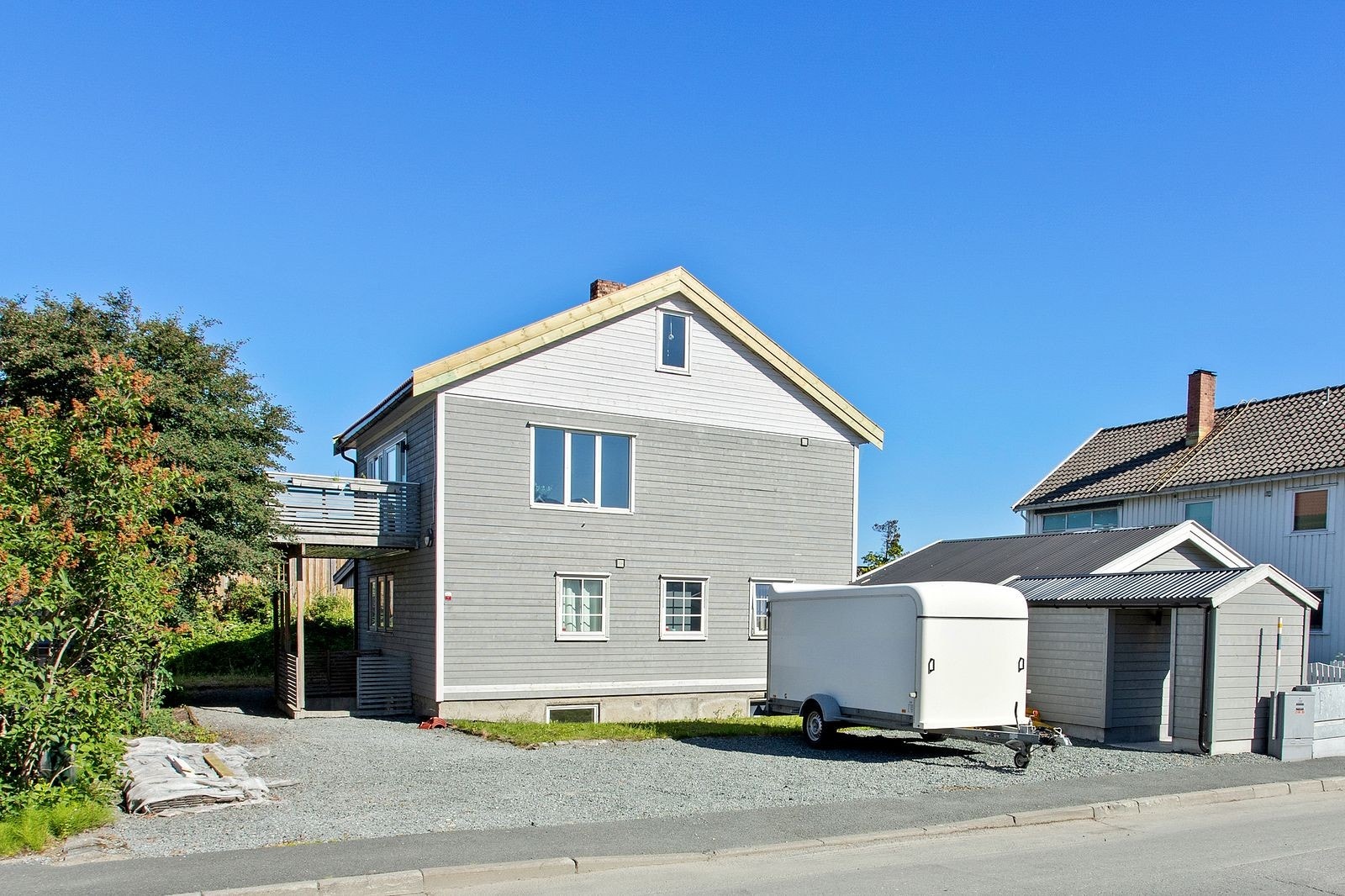 Pent opparbeidet gårdsplass. Inngang til leiligheten på venstre side av bygget Galleribilde