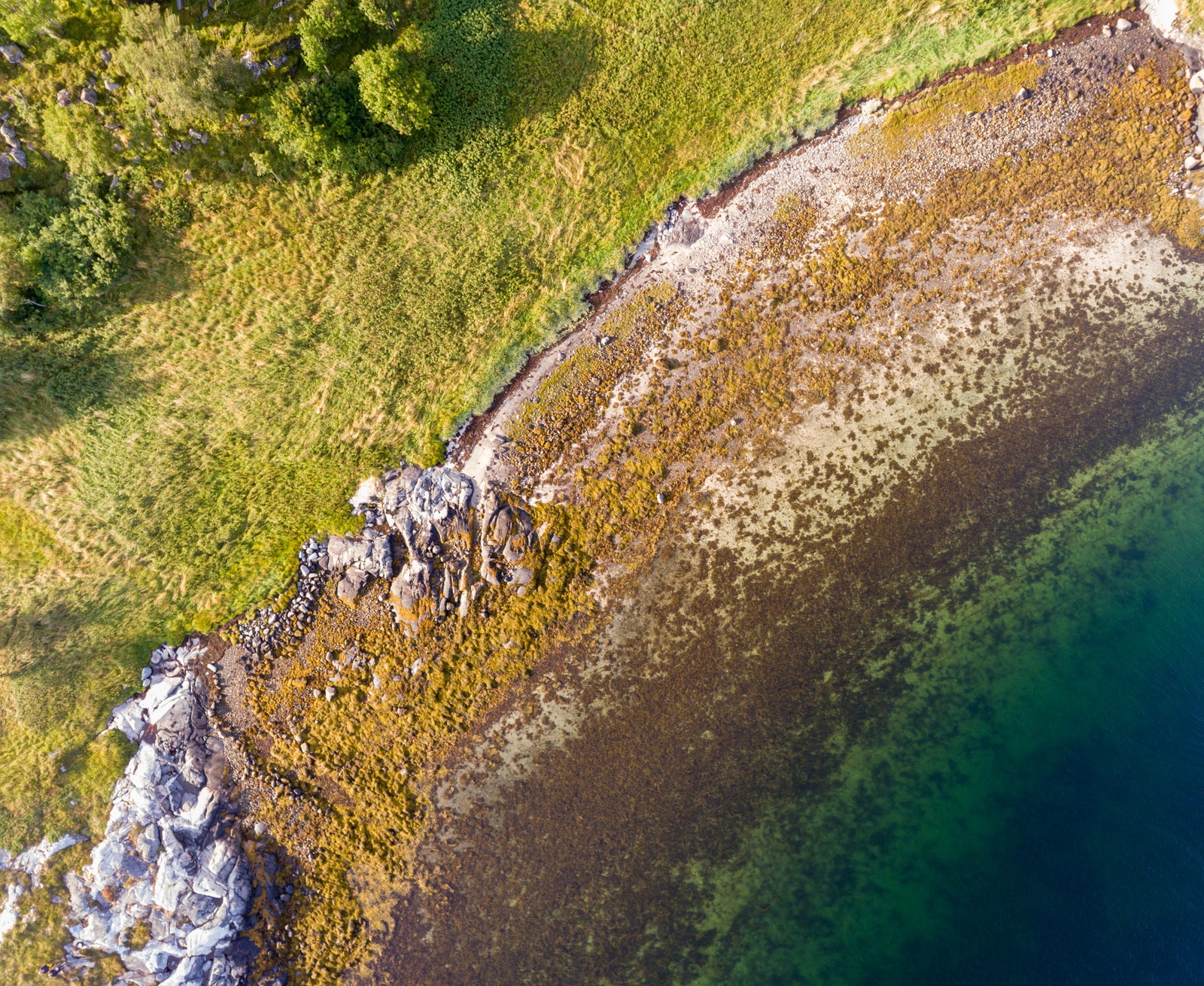 Her ser vi ned mot Havsteinvika og tidligere bosetting Galleribilde