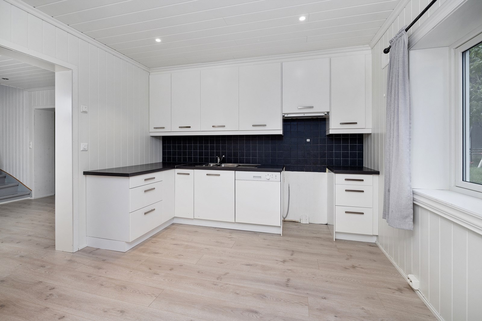 Kjøkkenet er innredet med glatte fronter og benkeplate i laminat, og er utstyrt med avsatt plass til komfyr. Galleribilde