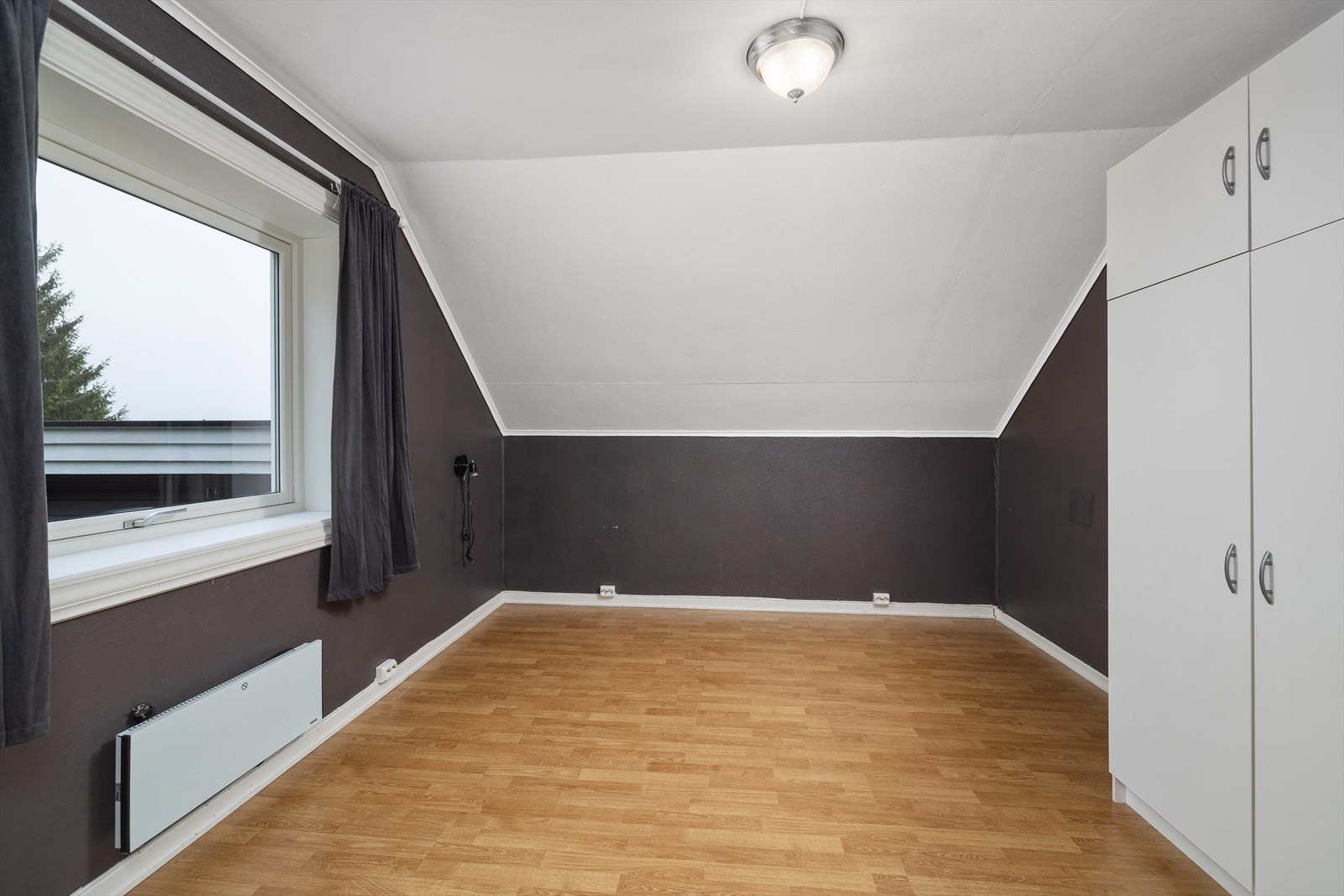 Hovedsoverommet gir plass for dobbeltseng, nattbord og garderobeløsning. Galleribilde