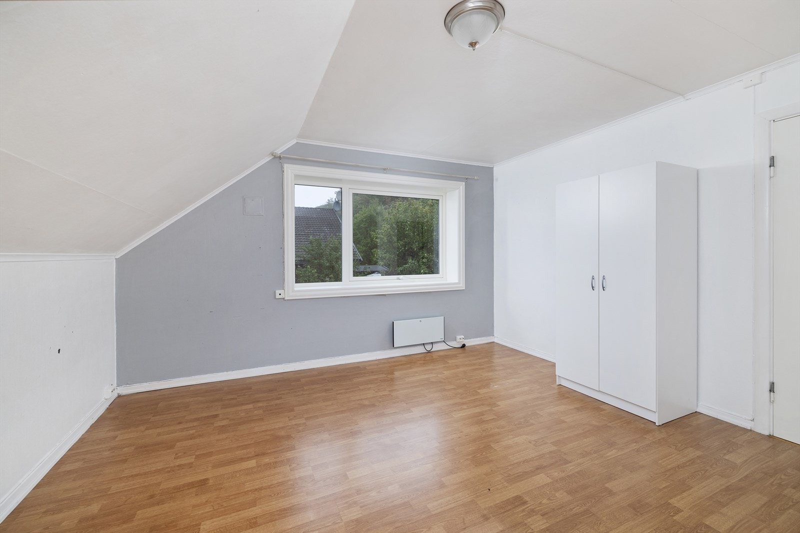 Soverom 2 - Også dette rommet er av god størrelse med plass til møblering etter ønske og behov. Galleribilde