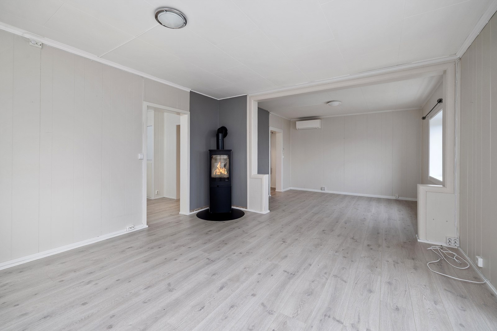 Stuen er lys og romslig med god møbleringsmuligheter og en vedovn som varmer godt på kalde dager. Galleribilde