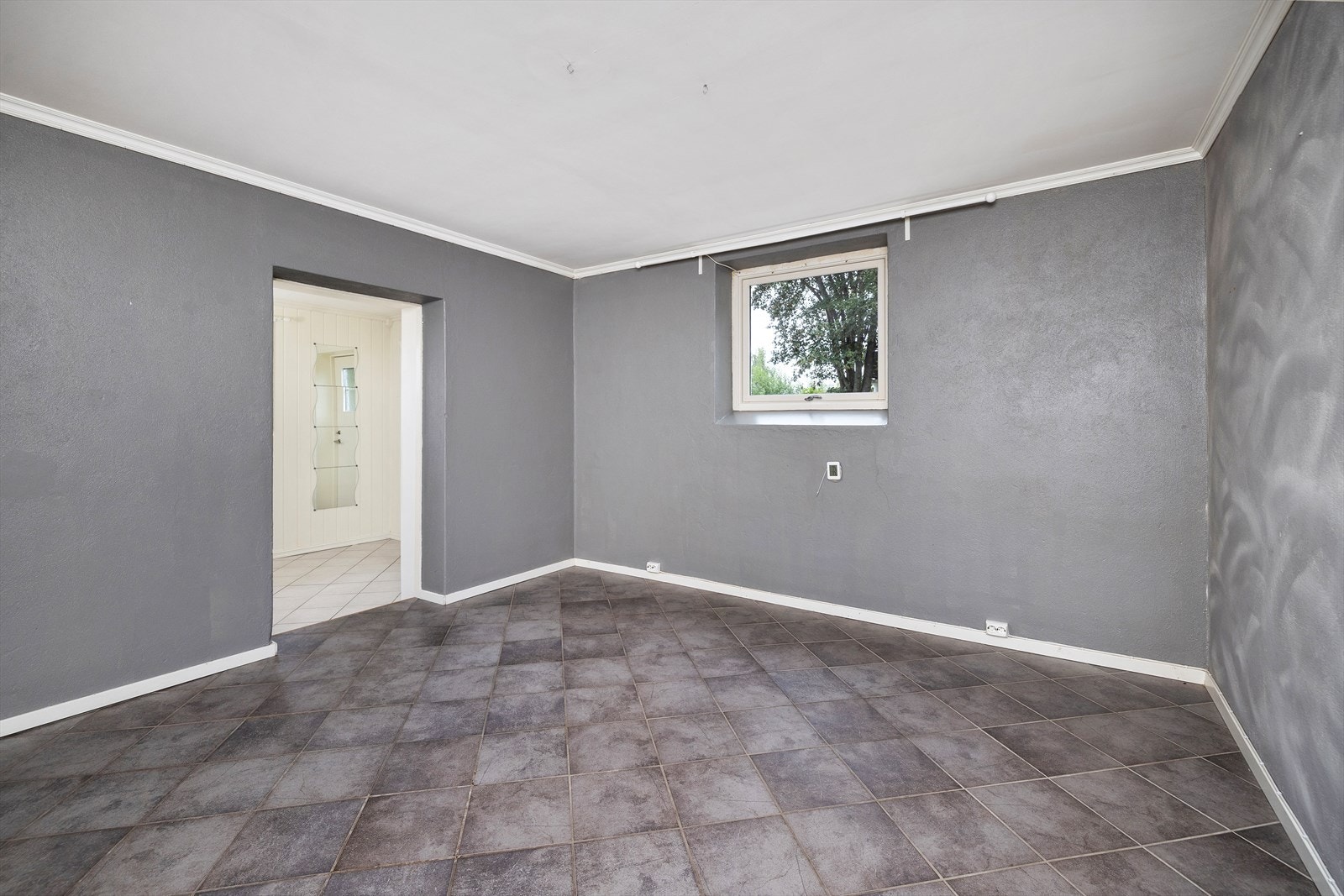 Etasjen består i dag av entré, stue, kjøkken, bad, soverom og kott. Galleribilde