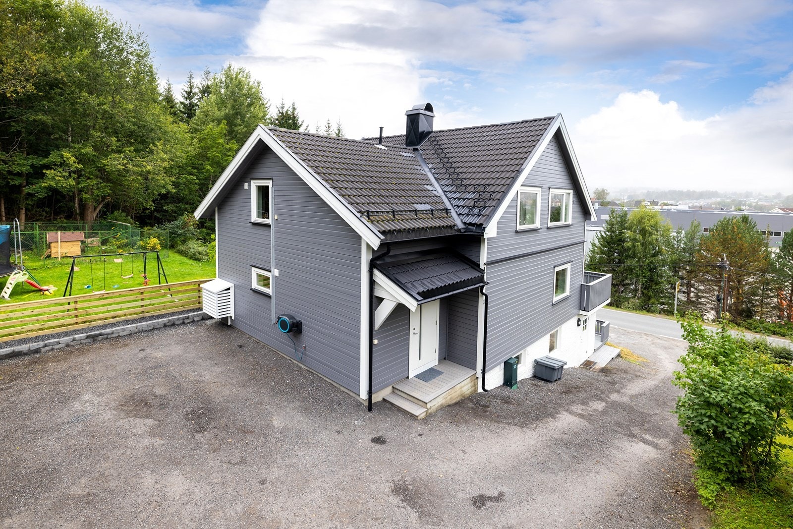 Romslig og praktisk halvpart av tomannsbolig med god planløsning, carport og gangavstand til sentrum og servicetilbud. Galleribilde