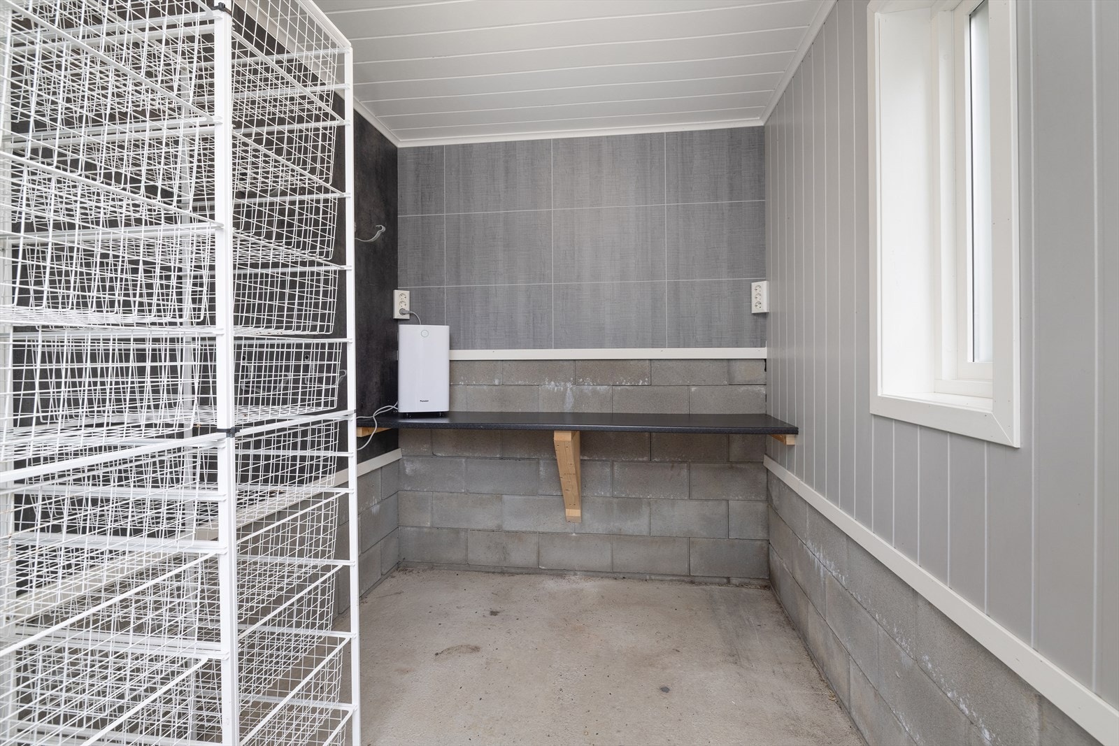 I bakkant av carport er det en praktisk bod med gode lagringsmuligheter. Galleribilde