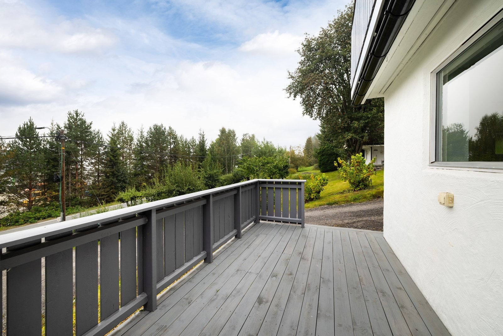 Underetasjen har egen inngang med en terrasseplatting i front. Galleribilde