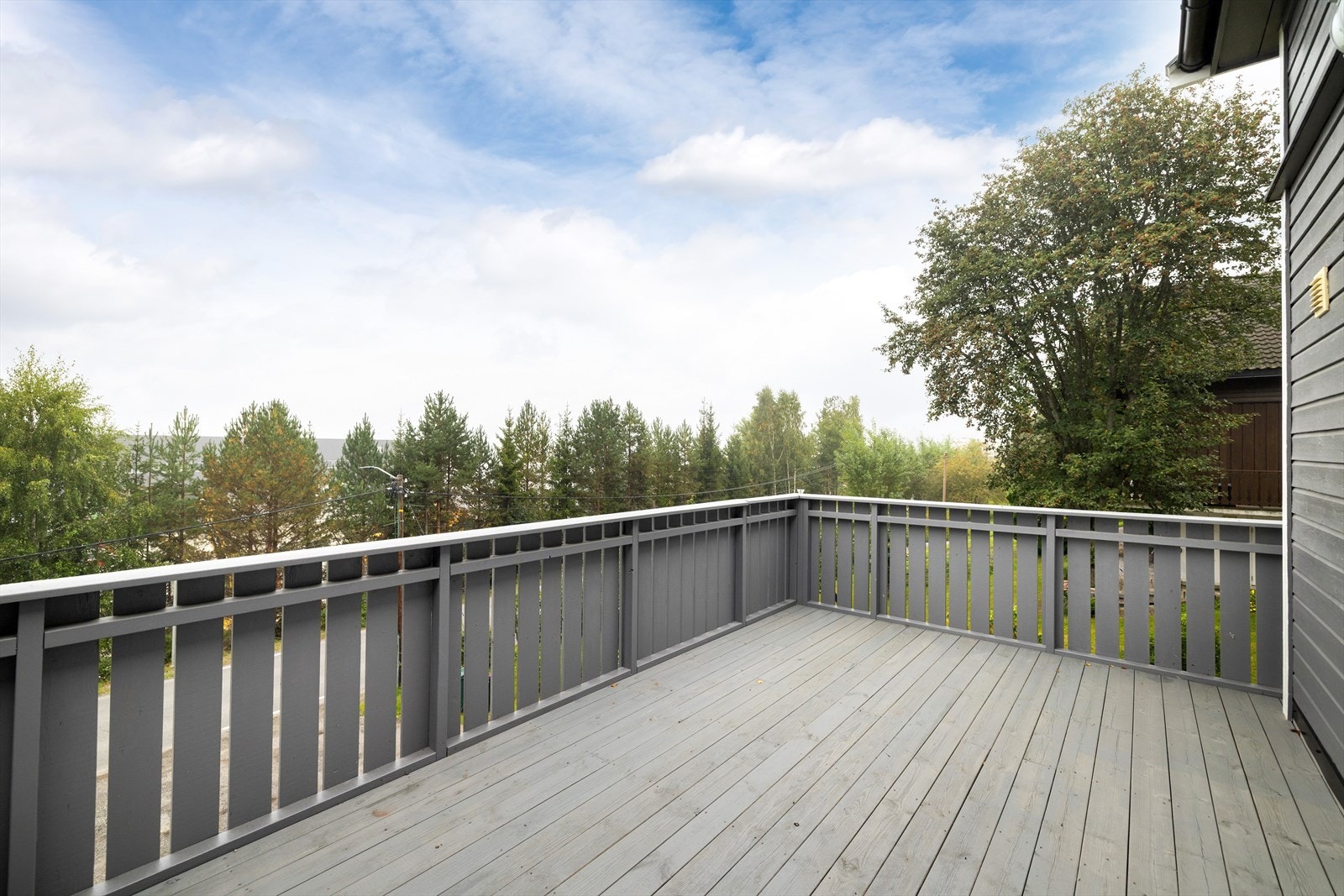 Terrassen byr på plass for møblering av en hyggelig sittegruppe og har gode solforhold ettermiddag og kveld. Galleribilde